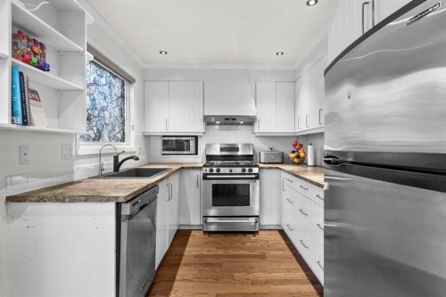 107 Woodford Crescent Sw, Calgary, AB - Indoor Photo Showing Kitchen