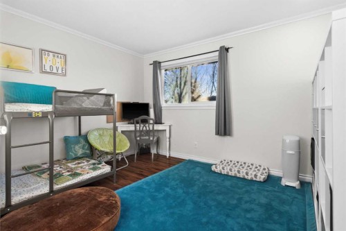 107 Woodford Crescent Sw, Calgary, AB - Indoor Photo Showing Bedroom