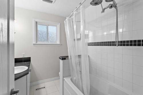 107 Woodford Crescent Sw, Calgary, AB - Indoor Photo Showing Bathroom