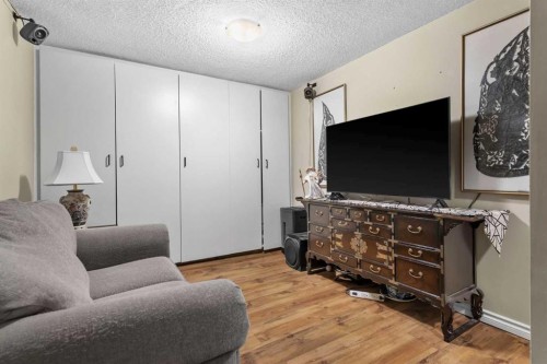 107 Woodford Crescent Sw, Calgary, AB - Indoor Photo Showing Other Room