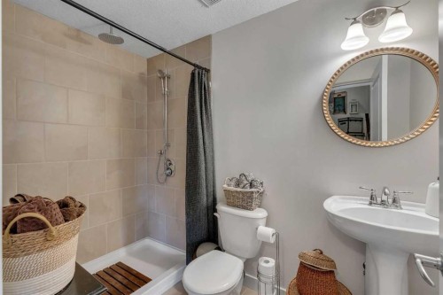 505 Discovery Ridge Boulevard Sw, Calgary, AB - Indoor Photo Showing Bathroom