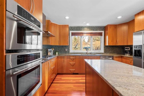 612 Willoughby Crescent Se, Calgary, AB - Indoor Photo Showing Kitchen With Stainless Steel Kitchen