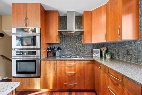 612 Willoughby Crescent Se, Calgary, AB - Indoor Photo Showing Kitchen