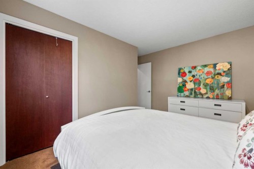 612 Willoughby Crescent Se, Calgary, AB - Indoor Photo Showing Bedroom