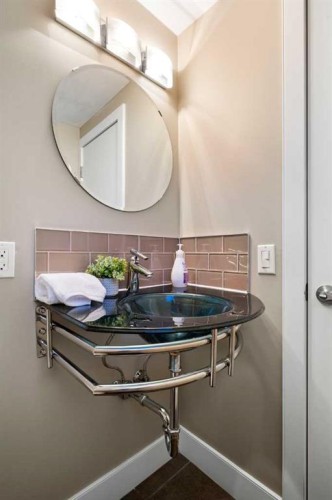 612 Willoughby Crescent Se, Calgary, AB - Indoor Photo Showing Bathroom
