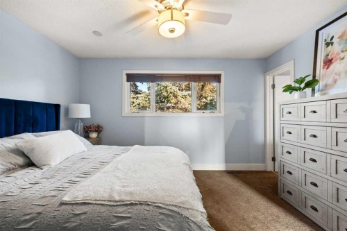 612 Willoughby Crescent Se, Calgary, AB - Indoor Photo Showing Bedroom