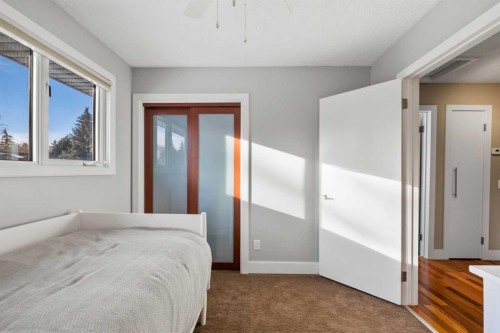 612 Willoughby Crescent Se, Calgary, AB - Indoor Photo Showing Bedroom
