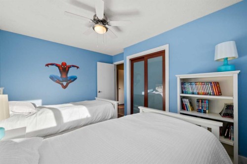 612 Willoughby Crescent Se, Calgary, AB - Indoor Photo Showing Bedroom