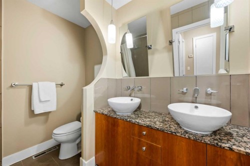 612 Willoughby Crescent Se, Calgary, AB - Indoor Photo Showing Bathroom