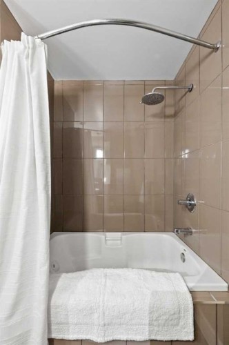 612 Willoughby Crescent Se, Calgary, AB - Indoor Photo Showing Bathroom