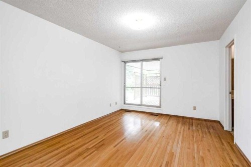 330 Oakwood Place Sw, Calgary, AB - Indoor Photo Showing Other Room