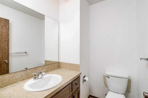 330 Oakwood Place Sw, Calgary, AB - Indoor Photo Showing Bathroom