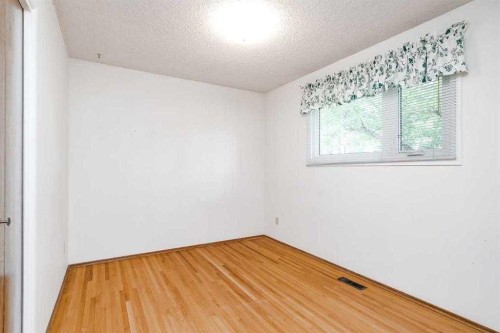 330 Oakwood Place Sw, Calgary, AB - Indoor Photo Showing Other Room