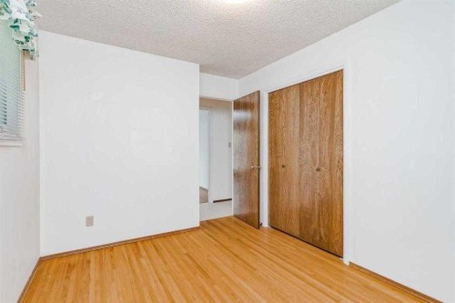 330 Oakwood Place Sw, Calgary, AB - Indoor Photo Showing Other Room