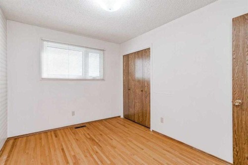 330 Oakwood Place Sw, Calgary, AB - Indoor Photo Showing Other Room