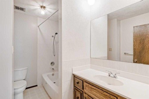 330 Oakwood Place Sw, Calgary, AB - Indoor Photo Showing Bathroom
