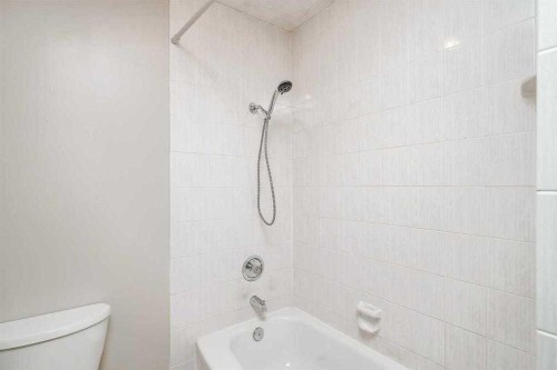 330 Oakwood Place Sw, Calgary, AB - Indoor Photo Showing Bathroom