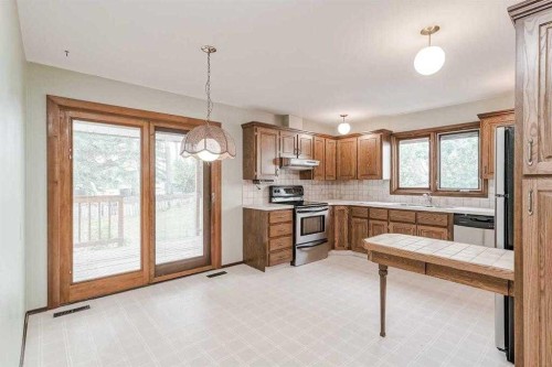 330 Oakwood Place Sw, Calgary, AB - Indoor Photo Showing Kitchen