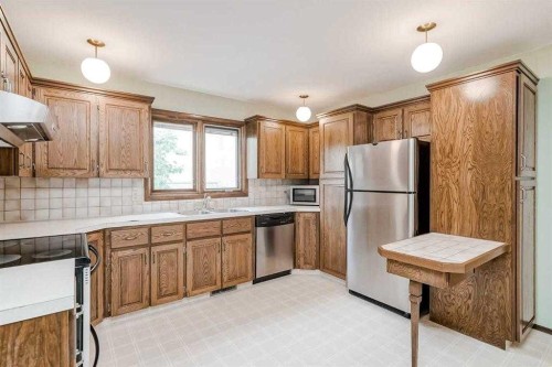 330 Oakwood Place Sw, Calgary, AB - Indoor Photo Showing Kitchen With Stainless Steel Kitchen