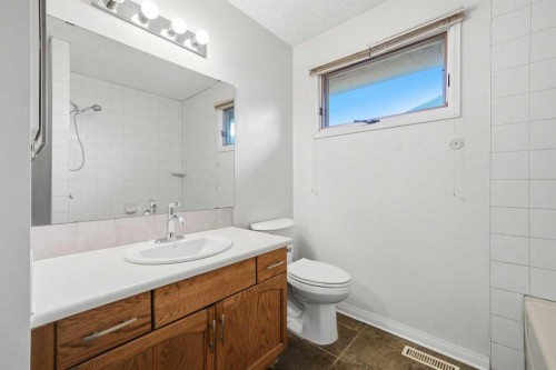16280 5 Street Sw, Calgary, AB - Indoor Photo Showing Bathroom