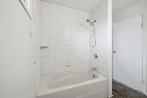 16280 5 Street Sw, Calgary, AB - Indoor Photo Showing Bathroom