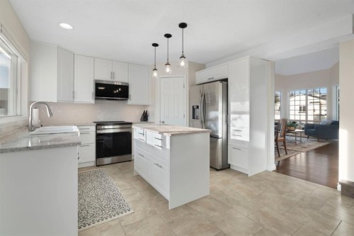 209 Hawkstone Drive Nw, Calgary, AB - Indoor Photo Showing Kitchen With Upgraded Kitchen