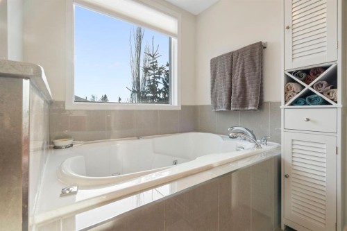 209 Hawkstone Drive Nw, Calgary, AB - Indoor Photo Showing Bathroom