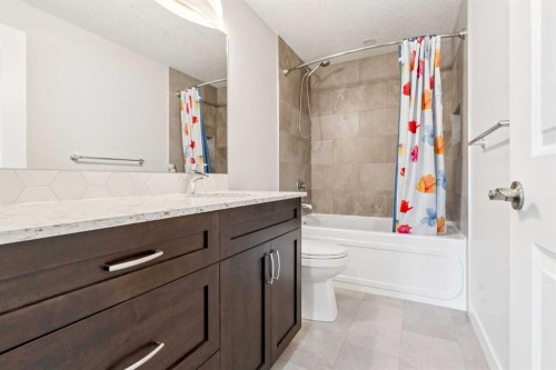 548 Cranbrook Gardens Se, Calgary, AB - Indoor Photo Showing Bathroom