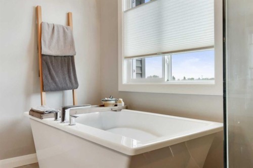 260 Boulder Creek Crescent Se, Langdon, AB - Indoor Photo Showing Bathroom