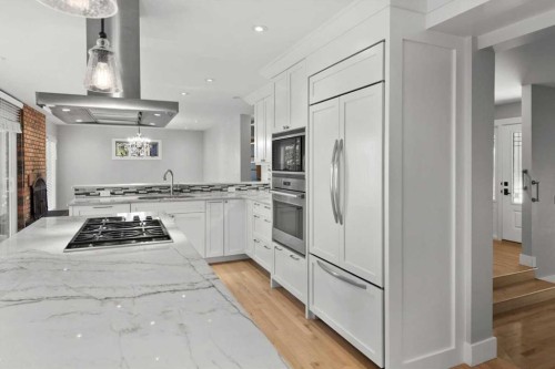 15 Oakmount Place Sw, Calgary, AB - Indoor Photo Showing Kitchen With Upgraded Kitchen