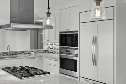 15 Oakmount Place Sw, Calgary, AB - Indoor Photo Showing Kitchen With Upgraded Kitchen