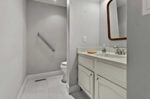 15 Oakmount Place Sw, Calgary, AB - Indoor Photo Showing Bathroom
