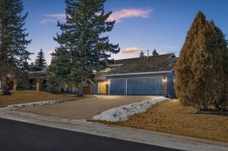 15 Oakmount Place SW Calgary, AB T2V 4Y2