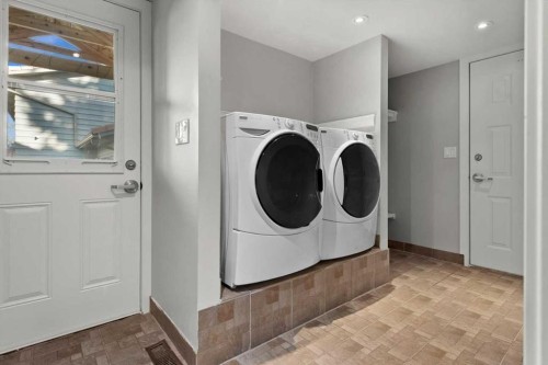 15 Oakmount Place Sw, Calgary, AB - Indoor Photo Showing Laundry Room