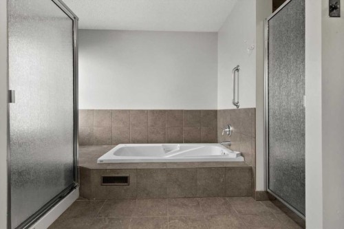 15 Oakmount Place Sw, Calgary, AB - Indoor Photo Showing Bathroom