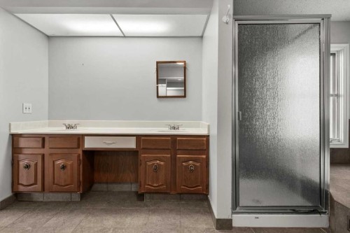 15 Oakmount Place Sw, Calgary, AB - Indoor Photo Showing Bathroom