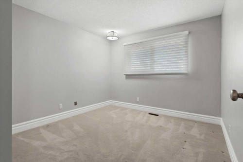 15 Oakmount Place Sw, Calgary, AB - Indoor Photo Showing Other Room