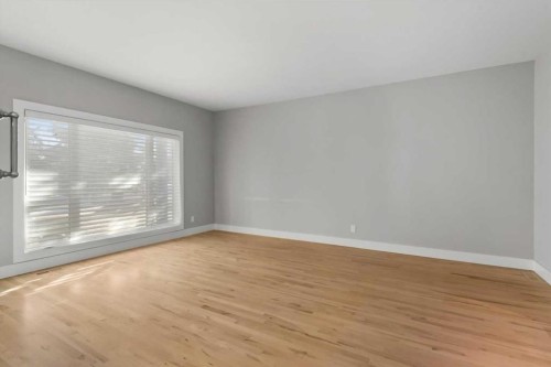 15 Oakmount Place Sw, Calgary, AB - Indoor Photo Showing Other Room
