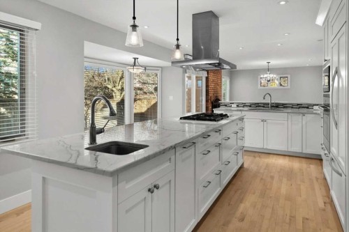 15 Oakmount Place Sw, Calgary, AB - Indoor Photo Showing Kitchen With Upgraded Kitchen