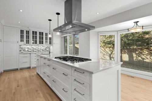 15 Oakmount Place Sw, Calgary, AB - Indoor Photo Showing Kitchen With Upgraded Kitchen