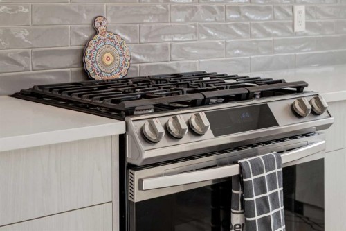 577 Masters Road Se, Calgary, AB - Indoor Photo Showing Kitchen