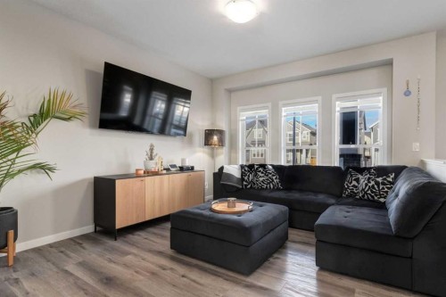 577 Masters Road Se, Calgary, AB - Indoor Photo Showing Living Room