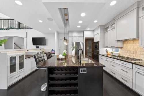 10 Discovery Ridge Way Sw, Calgary, AB - Indoor Photo Showing Kitchen With Double Sink With Upgraded Kitchen