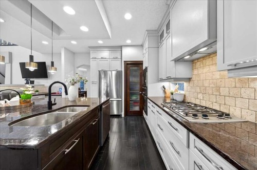 10 Discovery Ridge Way Sw, Calgary, AB - Indoor Photo Showing Kitchen With Double Sink With Upgraded Kitchen