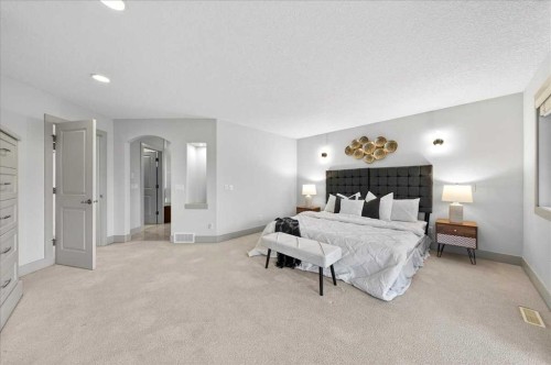 10 Discovery Ridge Way Sw, Calgary, AB - Indoor Photo Showing Bedroom