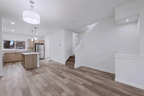 526 Wolf Willow Boulevard Se, Calgary, AB - Indoor Photo Showing Kitchen