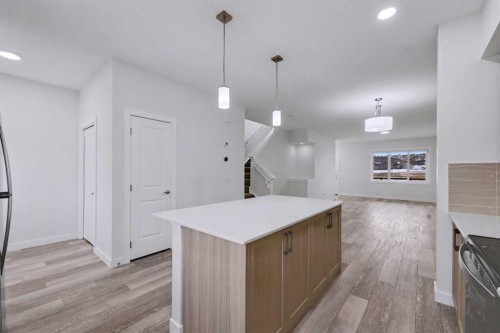 526 Wolf Willow Boulevard Se, Calgary, AB - Indoor Photo Showing Kitchen