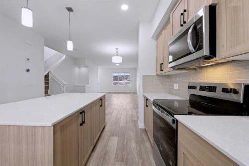 526 Wolf Willow Boulevard Se, Calgary, AB - Indoor Photo Showing Kitchen With Upgraded Kitchen