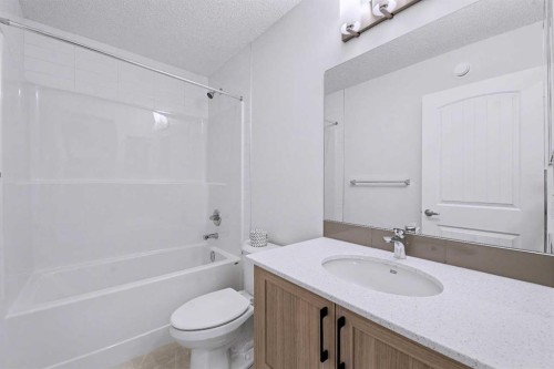 526 Wolf Willow Boulevard Se, Calgary, AB - Indoor Photo Showing Bathroom