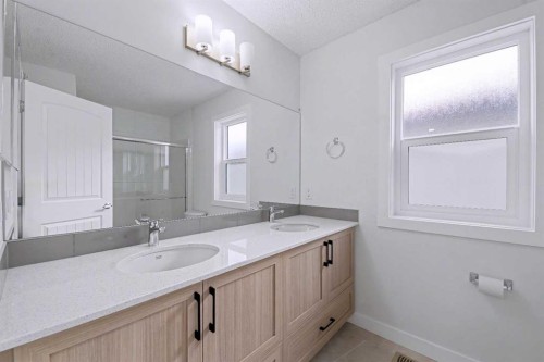 526 Wolf Willow Boulevard Se, Calgary, AB - Indoor Photo Showing Bathroom